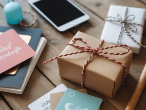 Solutions de cadeaux pour les télétravailleurs : cartes, box et expériences adaptées au travail à distance