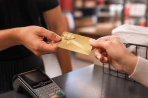Acheter une carte cadeau avec une carte cadeau : astuces et conditions à connaître