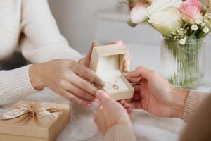 E carte cadeau histoire d’or : le guide pour offrir un bijou en toute simplicité
