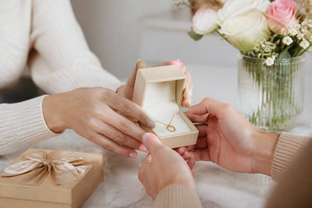 E carte cadeau histoire d’or : le guide pour offrir un bijou en toute simplicité